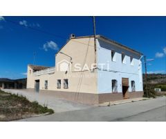 Casa independiente con patio y terraza en Gavarda