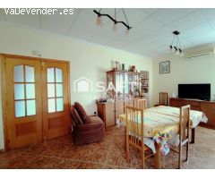 Casa independiente con patio y terraza en Gavarda