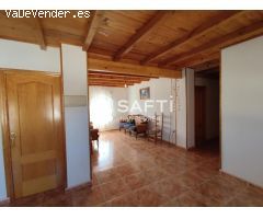 Casa independiente con patio y terraza en Gavarda