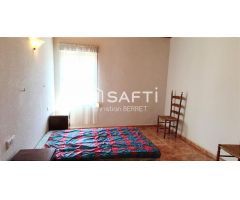 Casa independiente con patio y terraza en Gavarda