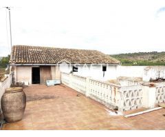 Casa independiente con patio y terraza en Gavarda