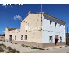 Casa independiente con patio y terraza en Gavarda