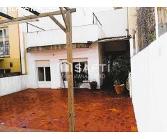 Amplia casa con local, terraza y gran potencial.