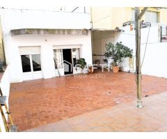 Amplia casa con local, terraza y gran potencial.