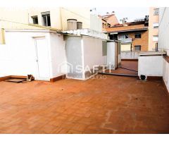 Amplia casa con local, terraza y gran potencial.