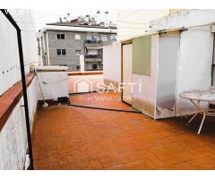 Amplia casa con local, terraza y gran potencial.