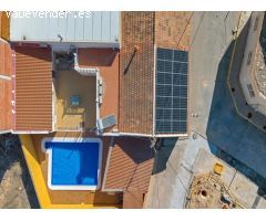 Casa reformada con estudio independiente y piscina privada.