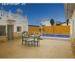 Casa reformada con estudio independiente y piscina privada.