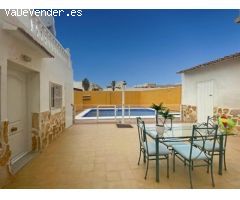 Casa reformada con estudio independiente y piscina privada.