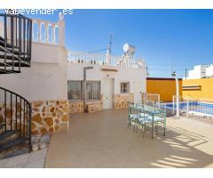 Casa reformada con estudio independiente y piscina privada.