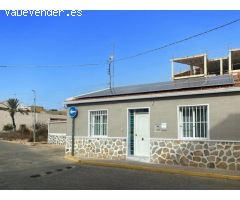 Casa reformada con estudio independiente y piscina privada.