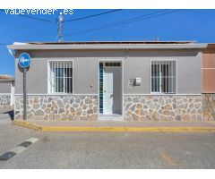 Casa reformada con estudio independiente y piscina privada.