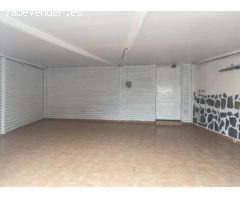 Casa reformada con estudio independiente y piscina privada.