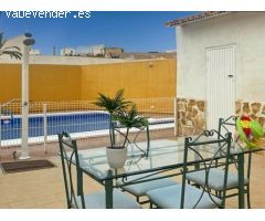 Casa reformada con estudio independiente y piscina privada.