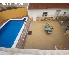 Casa reformada con estudio independiente y piscina privada.