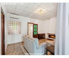 Casa reformada con estudio independiente y piscina privada.