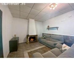 Casa reformada con estudio independiente y piscina privada.