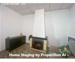 Casa reformada con estudio independiente y piscina privada.