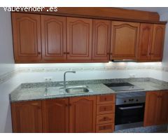 Casa reformada con estudio independiente y piscina privada.