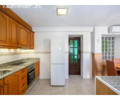 Casa reformada con estudio independiente y piscina privada.