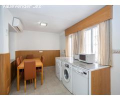 Casa reformada con estudio independiente y piscina privada.
