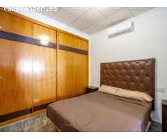 Casa reformada con estudio independiente y piscina privada.