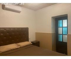 Casa reformada con estudio independiente y piscina privada.