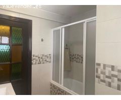 Casa reformada con estudio independiente y piscina privada.