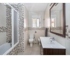 Casa reformada con estudio independiente y piscina privada.