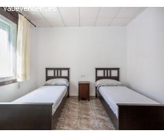 Casa reformada con estudio independiente y piscina privada.