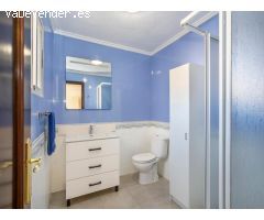 Casa reformada con estudio independiente y piscina privada.