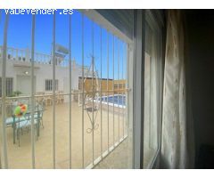 Casa reformada con estudio independiente y piscina privada.