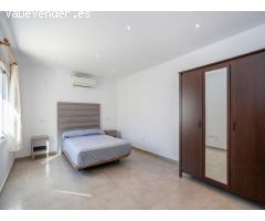 Casa reformada con estudio independiente y piscina privada.