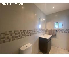 Casa reformada con estudio independiente y piscina privada.