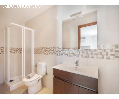 Casa reformada con estudio independiente y piscina privada.