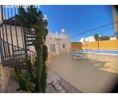 Casa reformada con estudio independiente y piscina privada.