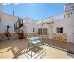 Casa reformada con estudio independiente y piscina privada.