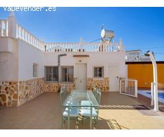 Casa reformada con estudio independiente y piscina privada.