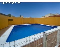 Casa reformada con estudio independiente y piscina privada.