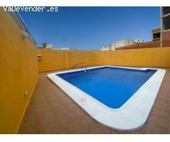 Casa reformada con estudio independiente y piscina privada.