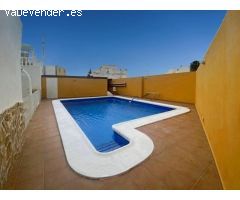 Casa reformada con estudio independiente y piscina privada.