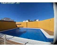 Casa reformada con estudio independiente y piscina privada.