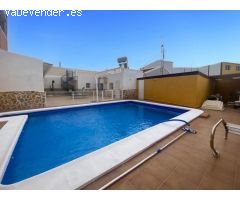 Casa reformada con estudio independiente y piscina privada.