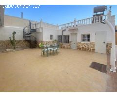 Casa reformada con estudio independiente y piscina privada.