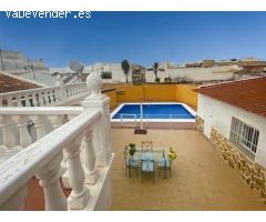Casa reformada con estudio independiente y piscina privada.