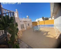 Casa reformada con estudio independiente y piscina privada.