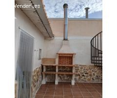 Casa reformada con estudio independiente y piscina privada.