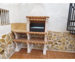 Casa reformada con estudio independiente y piscina privada.