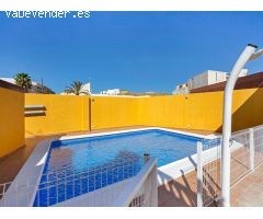 Casa reformada con estudio independiente y piscina privada.