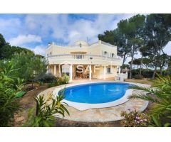 Magnífica villa con vistas al mar y a la montaña